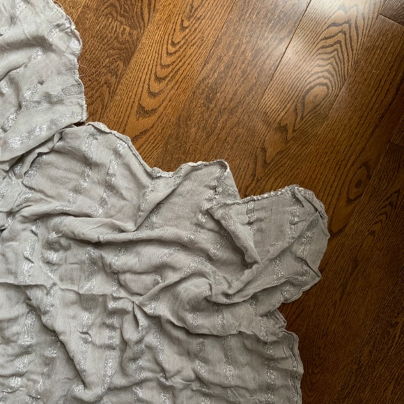 TAHARI Grey Square Scarf with Silver Threads - Picture 5 of 5